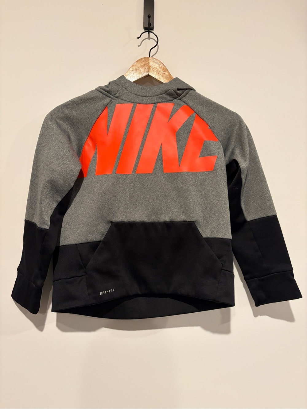 Nike Medium Boys Gray Black Dri-Fit Therma Colorblock Pullover Hoodie Red Log